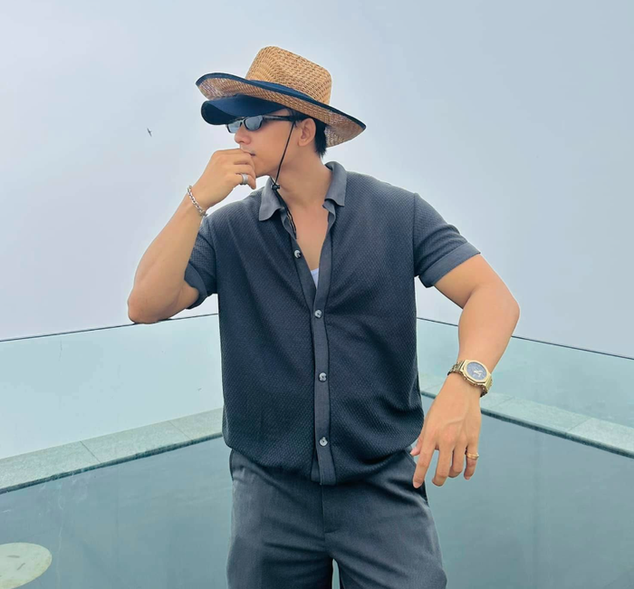 Mai Tài Phến thu hút sự chú ý với chiếc đồng hồ ánh vàng nổi bật trên cổ tay. Ảnh: FBNV