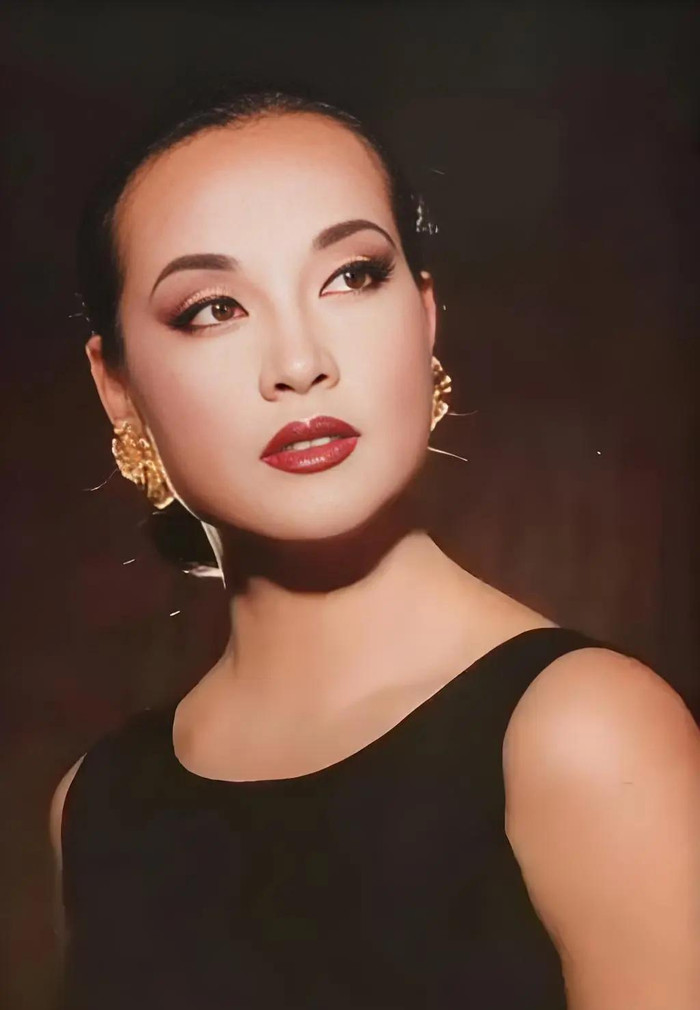 Tính cách mạnh mẽ, cắn rắn khiến cho đường tình duyên của Lưu Hiểu Khánh không kém phần 'lận đận'