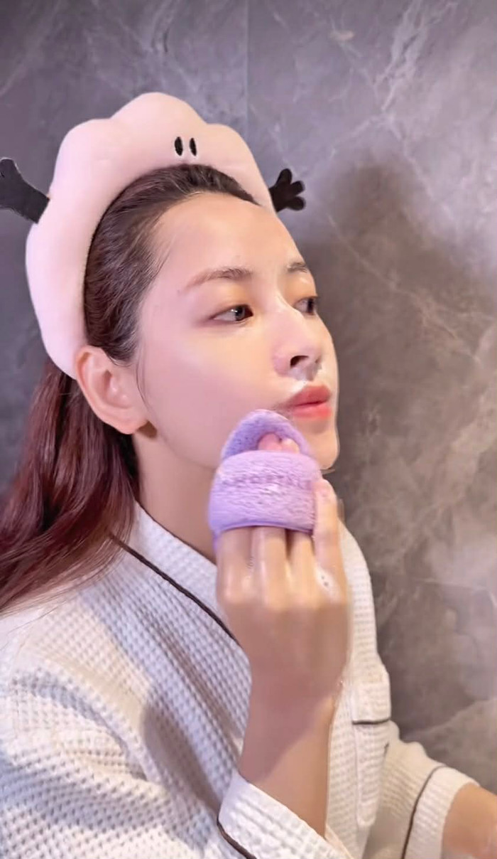 Bông rửa mặt mà Chi Pu lựa chọn không gây ma sát mạnh. Ảnh chụp màn hình