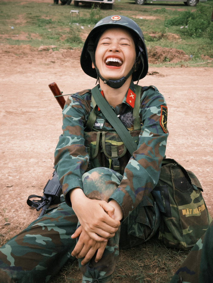 Chi Pu lựa chọn miếng rửa mặt bọt biển hỗ trợ làm sạch sâu. Ảnh: FBNV