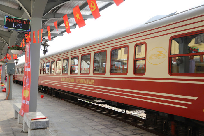 Chuyến tàu hạng sang Hoa Phượng Đỏ chạy tuyến Hà Nội - Hải Phòng. Ảnh: Đường sắt Việt Nam