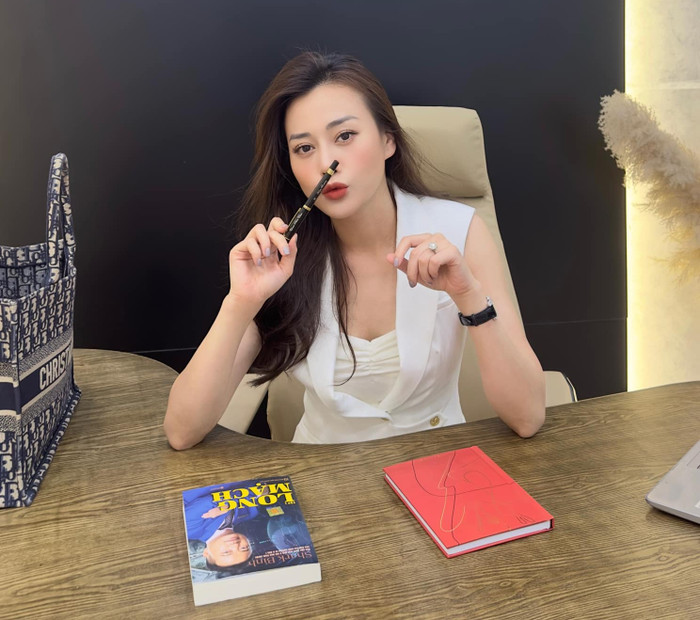 Phương Oanh ưu tiên sử dụng điện thoại để đăng tải nội dung vào thời điểm phù hợp. Ảnh: FBNV