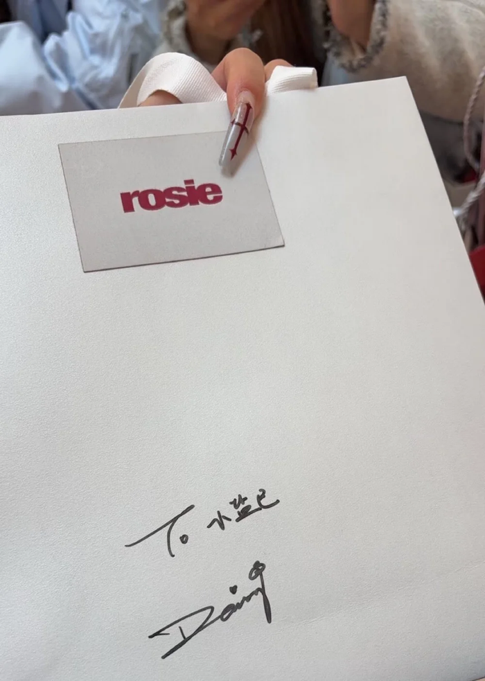 Cô gái này còn ký tặng lên các món đồ được bán ở cửa hàng lưu niệm của Rosé. Ảnh: Allkpop