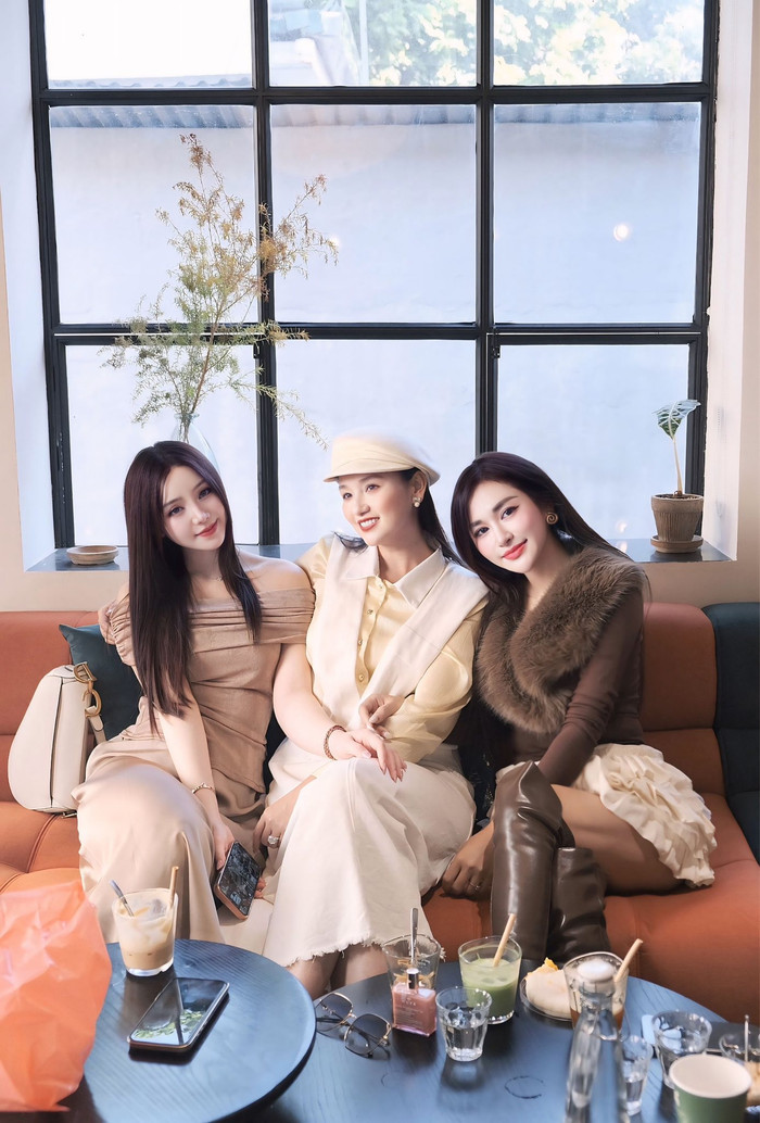 Quỳnh Kool đi chơi cùng hội chị em thân thiết. Ảnh: FBNV