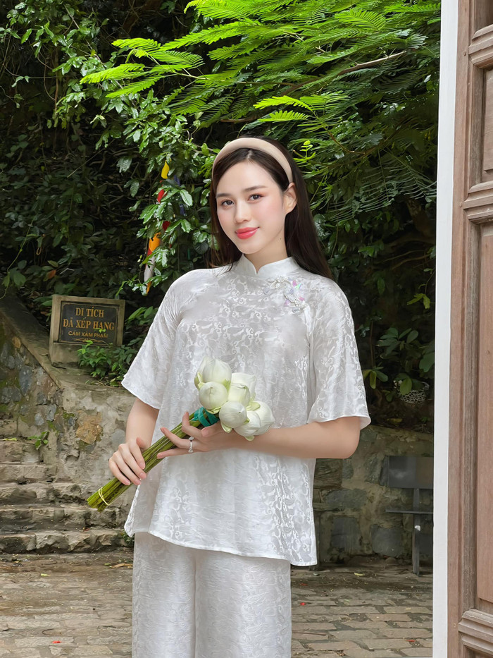 Item quen thuộc trong bộ sưu tập của Đỗ Thị Hà là những chiếc bờm tóc, chủ yếu làm từ chất liệu nhung đen hoặc satin bóng nhẹ. Thiết kế thường tối giản, bản rộng vừa phải, ôm sát đầu để vừa giữ tóc gọn gàng vừa tạo điểm nhấn nhẹ nhàng. Kiểu bờm này đặc biệt phù hợp khi cô để tóc xõa tự nhiên hoặc buộc nửa đầu, mang lại vẻ thanh thoát, hiện đại. Ảnh: FBNV