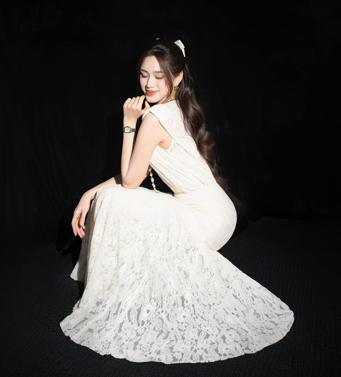 Nhìn chung, phong cách phụ kiện tóc của Đỗ Thị Hà thể hiện sự cân bằng giữa nét nữ tính và tính thực tế. Cô ưu tiên những món đồ tinh giản, dễ sử dụng hàng ngày, có khả năng nâng tầm tổng thể trang phục mà vẫn giữ được vẻ tự nhiên. Điều này hoàn toàn phù hợp với xu hướng hair accessories hiện nay, nơi phụ kiện không chỉ đơn thuần có chức năng mà còn là điểm nhấn tinh tế. Ảnh: FBNV