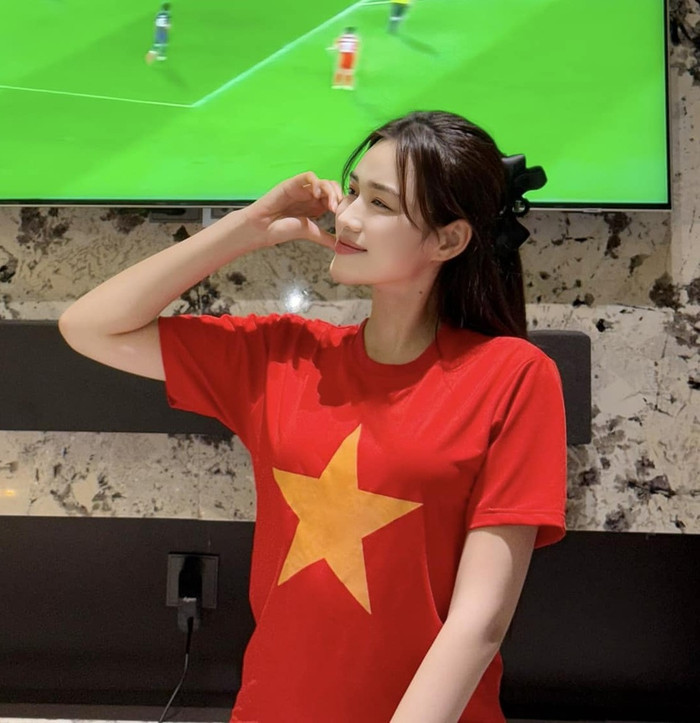 Trong bối cảnh xu hướng thời trang 2025 tiếp tục đề cao phong cách coquette với nơ và bờm tóc, cách lựa chọn của Đỗ Thị Hà cho thấy sự nhạy bén thời trang. Những item này không chỉ giúp cô duy trì hình ảnh thanh lịch mà còn là nguồn cảm hứng dễ áp dụng. Có thể thấy, với nàng hậu 10x, sự đơn giản được chọn lọc kỹ lưỡng chính là chìa khóa tạo nên sức hút bền vững. Ảnh: FBNV