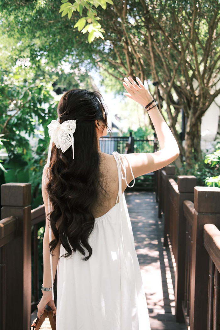 Bên cạnh bờm tóc, Đỗ Thị Hà thường xuyên sử dụng những chiếc kẹp tóc có nơ nhỏ xinh, làm từ vải ribbon hoặc nhung velvet. Phụ kiện này thường có kích thước vừa phải, không lấn át gương mặt, với màu sắc chủ đạo là đen, trắng hoặc tông trung tính dễ phối đồ. Item không chỉ giúp cố định tóc mà còn mang đến nét trẻ trung, điệu đà, dễ dàng kết hợp từ trang phục công sở đến dạo phố. Ảnh: FBNV