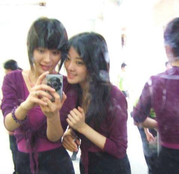 Dương Mịch tinh nghịch chụp ảnh cùng bạn học. Ảnh: China.com
