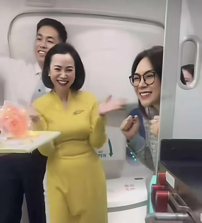 Khán giả 'đánh úp' Mỹ Tâm, chúc mừng cô vừa thành công với live concert 40.000 khán giả. (Ảnh chụp màn hình)