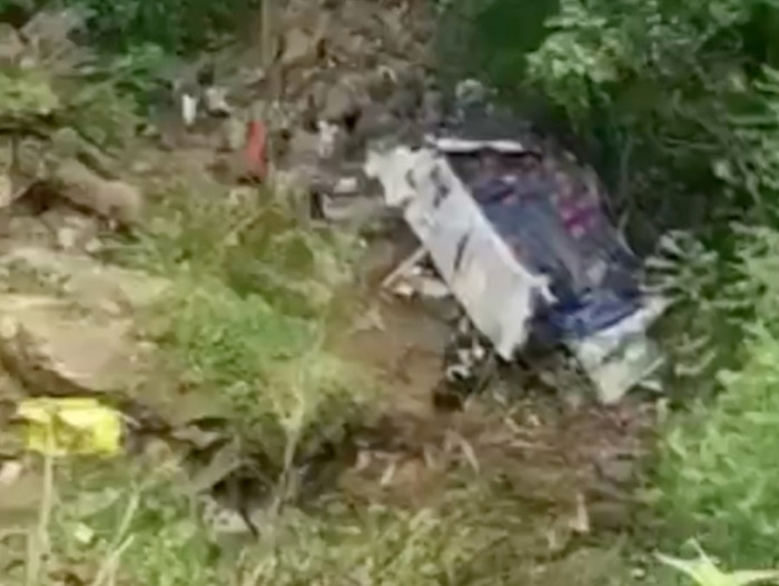 Xe buýt chở học sinh lao xuống vực, ít nhất 17 người thiệt mạng Ảnh 1