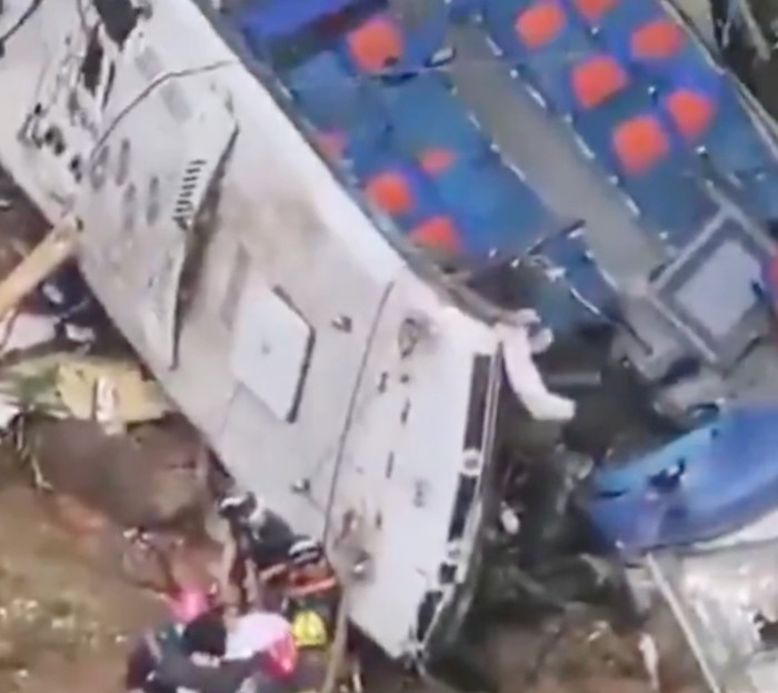 Xe buýt chở học sinh lao xuống vực, ít nhất 17 người thiệt mạng Ảnh 2