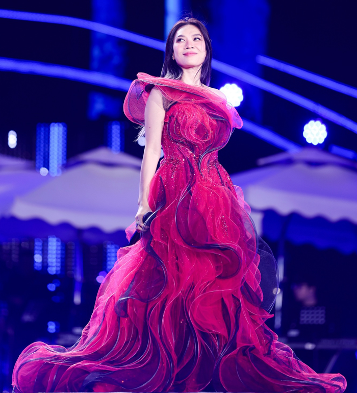 Mỹ Tâm thể hiện sự quan tâm chu đáo dành cho Trúc Nhân. Ảnh: FBNV