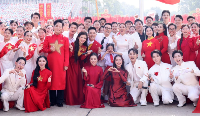 Mỹ Tâm và Trúc Nhân cùng nhiều nghệ sĩ chụp ảnh kỷ niệm khi được biểu diễn nhân dịp 2/9. Ảnh: FBNV