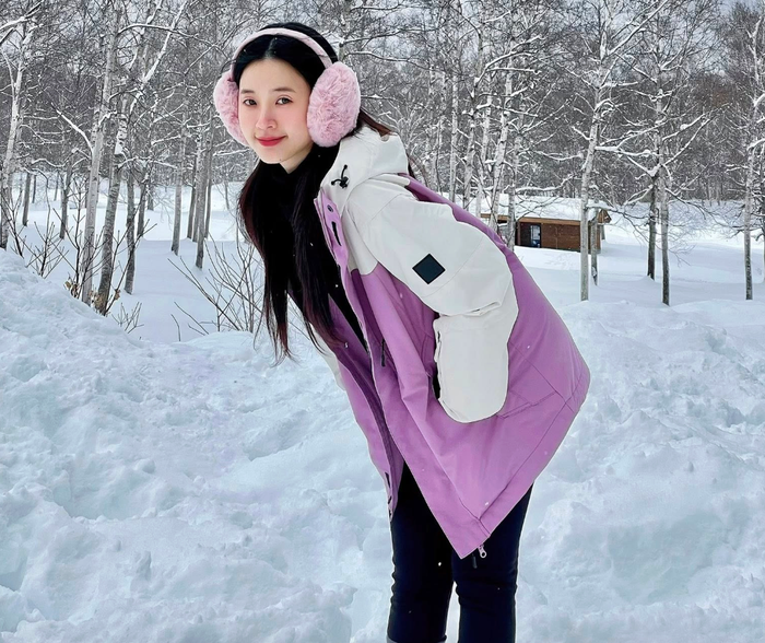 Midu tạo dáng che đi vóc dáng hiện tại. Ảnh: FBNV