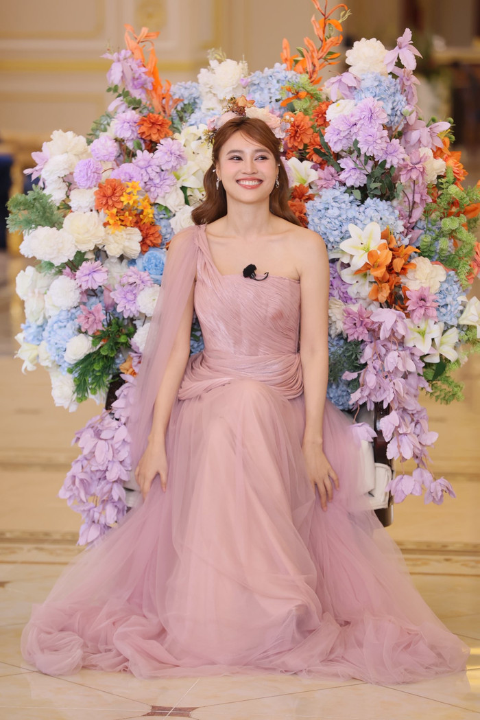 Ninh Dương Lan Ngọc bị chấn thương ở chân, ít nhiều ảnh hưởng đến công việc trong thời gian qua. Dù vậy, cô vẫn giữ thái độ chuyên nghiệp. (Ảnh FBNV)