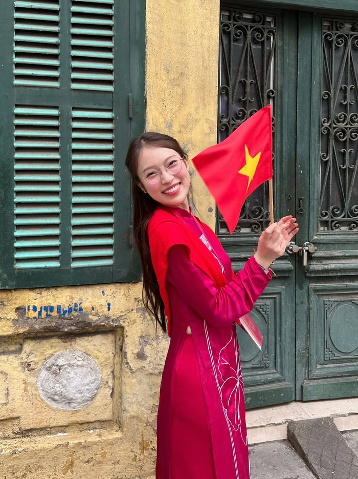 Dù xuất hiện với phong cách nào, MC Khánh Vy vẫn giữ được sự tích cực và chỉn chu vốn có (Ảnh: ISNV).