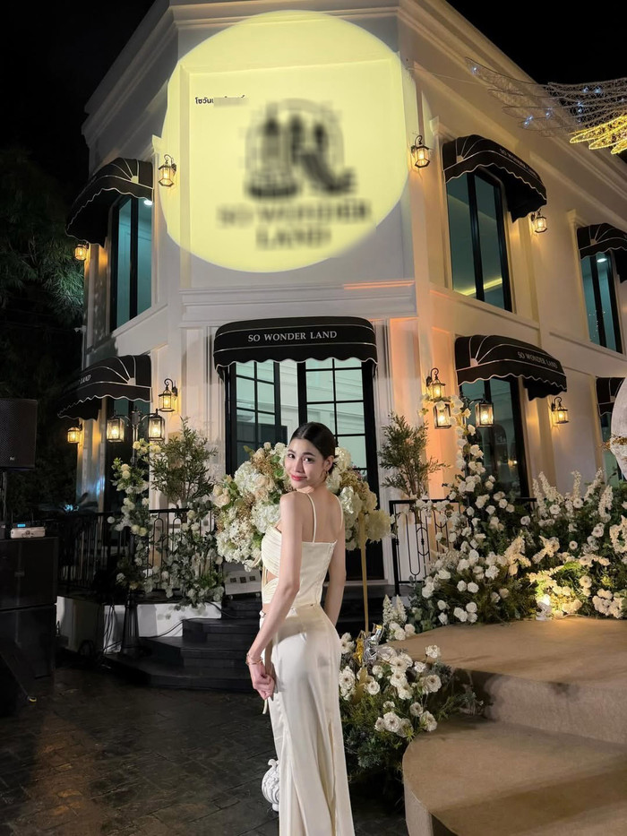 Vóc dáng thon thả, quyến rũ khó rời mắt của người đẹp sau 1 năm sinh con.&nbsp;