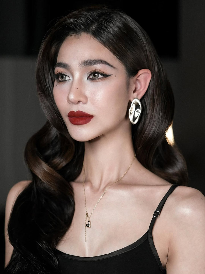 Người đẹp là ca sĩ kiêm người mẫu có tiếng tại Thái Lan.&nbsp;