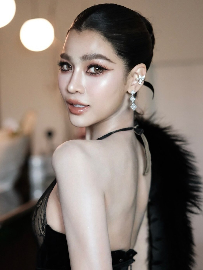 Vẻ đẹp sắc sảo, ngày càng cuốn hút của Phailin Wongsa.