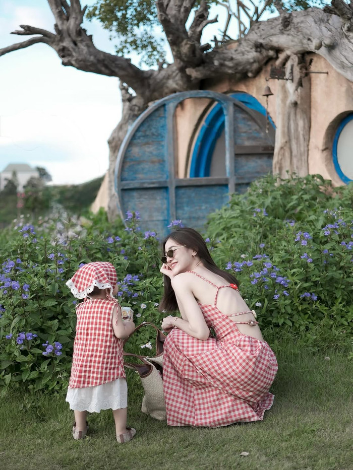 Cô cũng thường xuyên chia sẻ khoảnh khắc bên con gái.&nbsp;