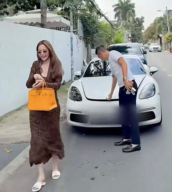 Vợ chồng ca sĩ Thủy Tiên được bắt gặp lái xe sang trị giá 5 tỷ đồng. Ảnh chụp màn hình