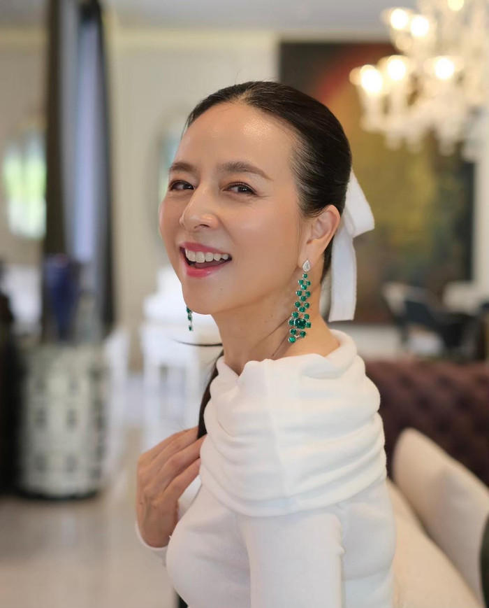 Trong các sự kiện, chiếc nơ lớn được Madam Pang buộc lệch nhẹ, kết hợp cùng tóc đuôi gà cao tạo cảm giác vui tươi, trẻ trung mà vẫn giữ được nét thanh lịch. Phụ kiện này góp phần làm mềm mại đường nét khuôn mặt, giảm bớt vẻ nghiêm nghị thường thấy ở các trang phục thể thao. Ảnh: FBNV