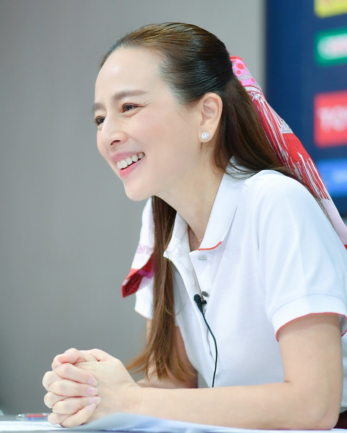 Việc sử dụng nơ buộc tóc lớn như một điểm nhấn chủ đạo cho thấy sự khéo léo trong việc ứng dụng yếu tố coquette - một xu hướng thịnh hành trên các sàn runway 2025 - vào phong cách hàng ngày. Điều này không chỉ giúp Madam Pang tạo ấn tượng trẻ trung, gần gũi mà còn mang tính ứng dụng cao trong môi trường năng động như sân vận động. Ảnh: FBNV