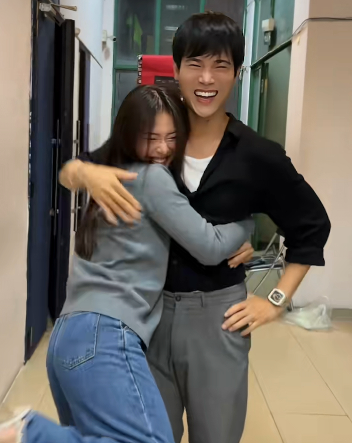 Người nhảy múa cùng Khả Ngân chính là diễn viên Trần Phong. Ảnh chụp màn hình