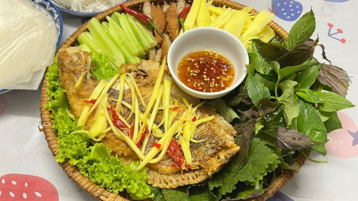 Khi gắp miếng cá chiên, cuốn cùng xoài bào hoặc ăn xen kẽ, vị béo của cá hòa với vị chua mặn của xoài tạo nên cảm giác hài hòa, cực ngon miệng. (Ảnh minh họa từ Internet)