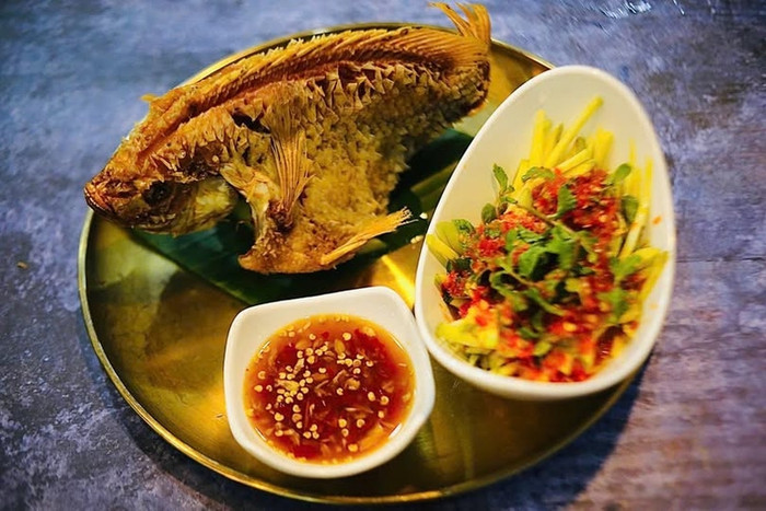 Cá chiên ăn kèm mắm xoài cực ngon. (Ảnh minh họa từ Internet)