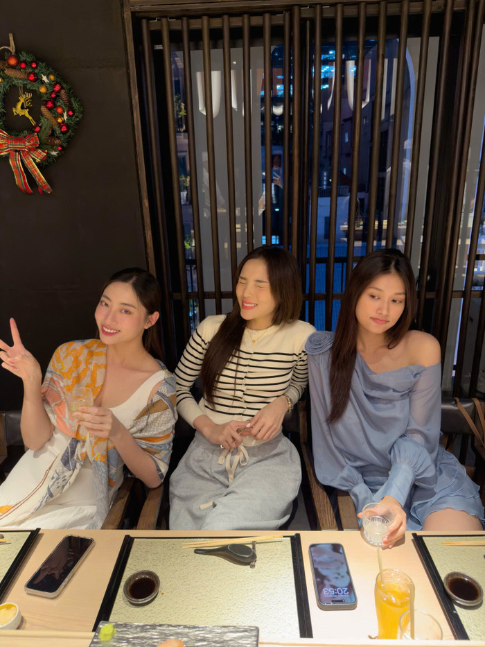 Kỳ Duyên khá cởi mở, thân thiện khi đối xử với các người em trong nghề. Ảnh: FBNV