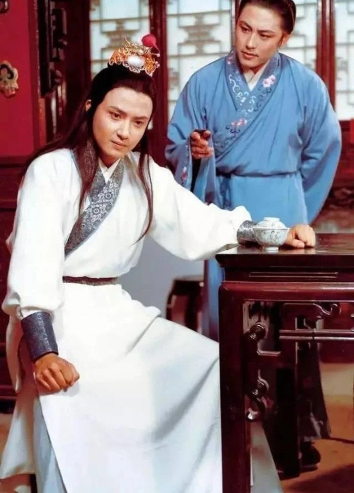 Hầu Trường Vinh là mỹ nam đầu tiên được nhắm đến cho vai Giả Bảo Ngọc trong Hồng Lâu Mộng.