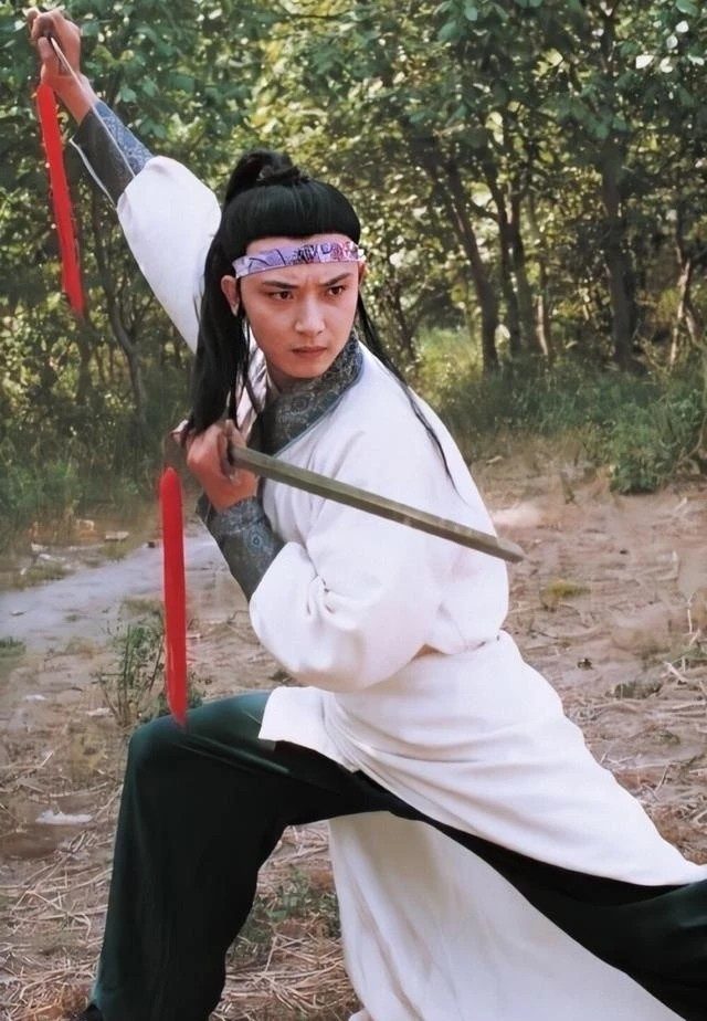 Vóc dáng của Hầu Trường Vinh dần thay đổi khiến anh không còn phù hợp với Giả Bảo Ngọc của Hồng Lâu Mộng.