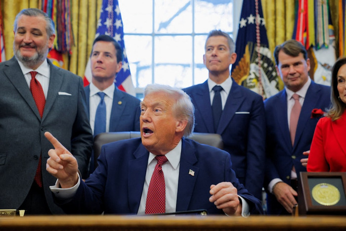 Ngày 3 tháng 12 năm 2025, tại Washington, D.C., Tổng thống Trump trả lời các câu hỏi của giới truyền thông tại Phòng Bầu dục của Nhà Trắng (Reuters).