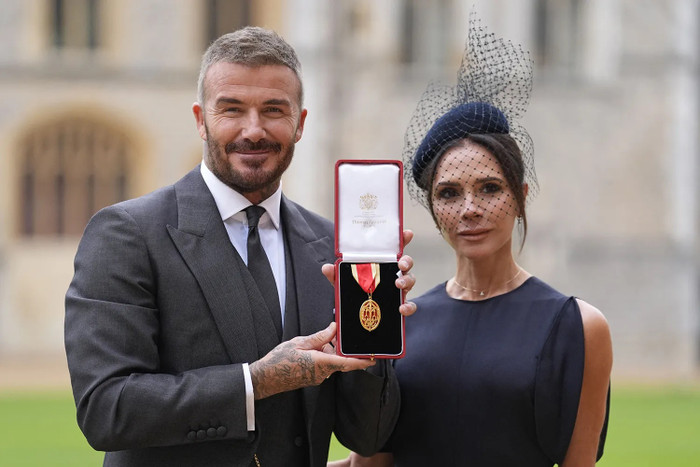 David Beckham cùng vợ Victoria Beckham sau khi được phong tước hiệp sĩ vào ngày 4 tháng 11. Ảnh: ANDREW MATTHEWS/POOL/AFP via Getty.