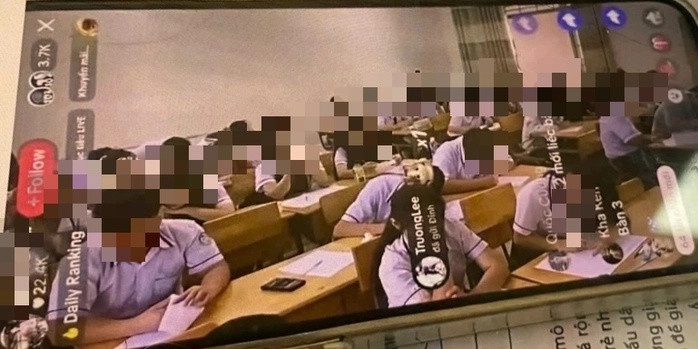 Cô giáo đã phát livestream cảnh học sinh làm bài thi gây bức xúc trên mạng xã hội.