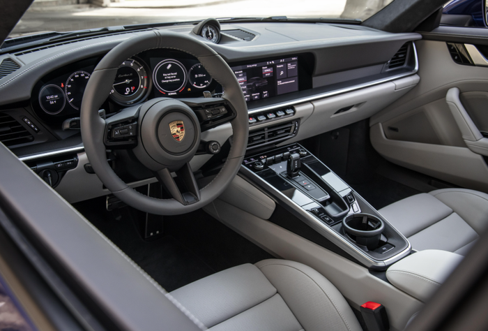 Khoang lái Porsche 911 Turbo S 992 mang triết lý tập trung vào người điều khiển, kết hợp vật liệu cao cấp và công nghệ hiển thị hiện đại (Ảnh: caranddriver)