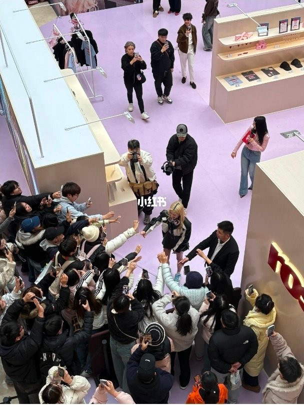 Cô gái giả mạo Rosé giao lưu, ký tặng cho fan như thật gây bức xúc Ảnh 2