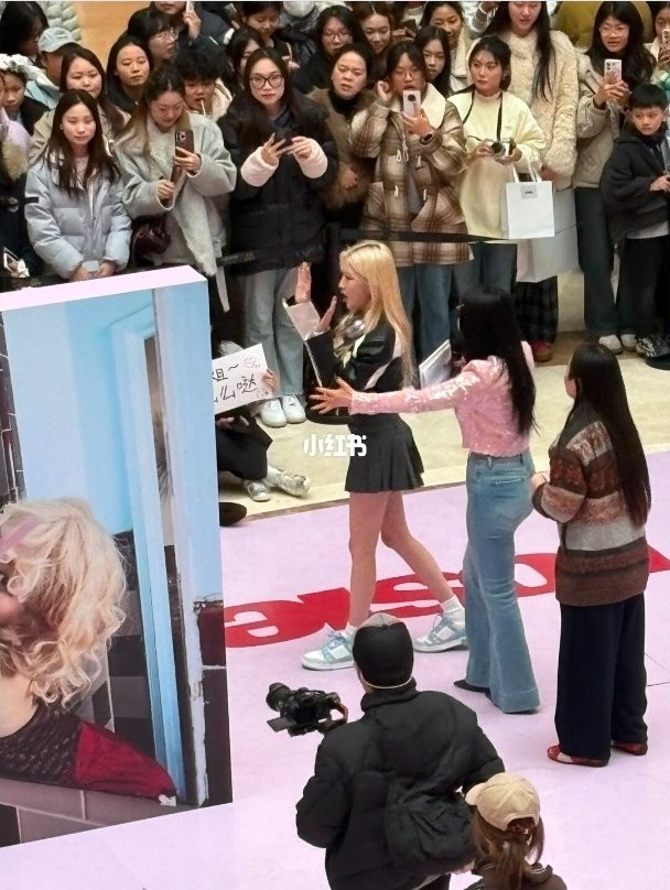 Cô gái giả mạo Rosé giao lưu, ký tặng cho fan như thật gây bức xúc Ảnh 1