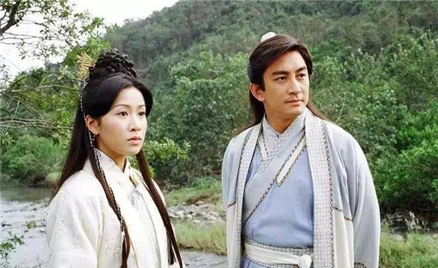 Ỷ Thiên Đồ Long Ký xoay quanh cuộc tranh đoạt Đồ Long đao và Ỷ Thiên kiếm.