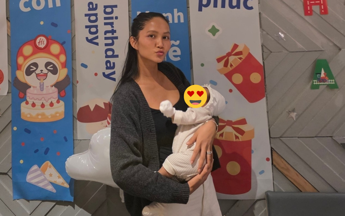 H'Hen Niê lộ rõ niềm vui mỗi khi chụp ảnh cùng con. Ảnh: FBNV