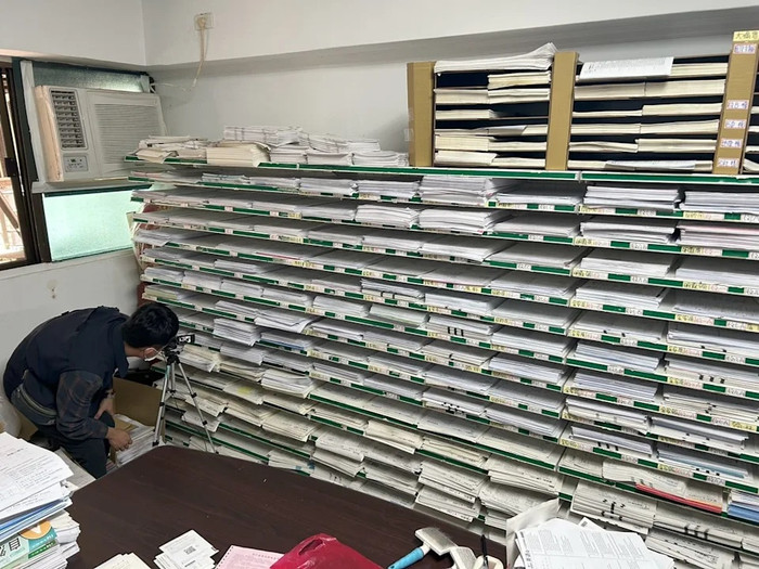 Biến phòng khách trong nhà thành xưởng in và buôn bán trái phép đề thi, nam giáo viên thu lợi hơn 300 tỷ đồng Ảnh 1