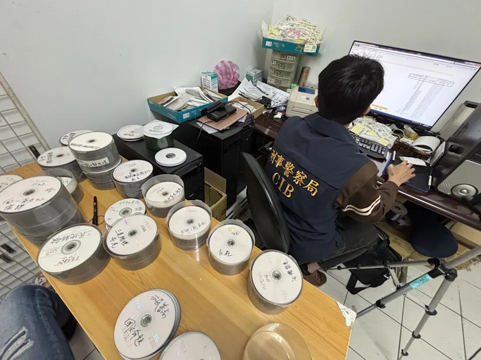 Biến phòng khách trong nhà thành xưởng in và buôn bán trái phép đề thi, nam giáo viên thu lợi hơn 300 tỷ đồng Ảnh 3