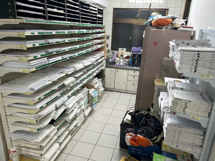 Biến phòng khách trong nhà thành xưởng in và buôn bán trái phép đề thi, nam giáo viên thu lợi hơn 300 tỷ đồng Ảnh 4