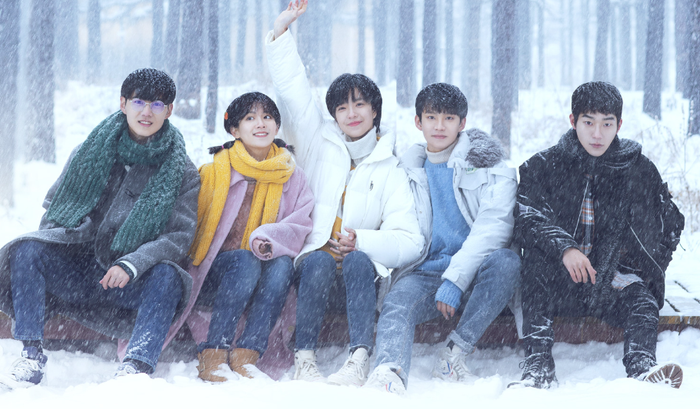 Phim thanh xuân pha yếu tố xuyên không gây xúc động