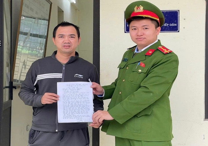 Anh Nguyễn Văn Chức đã nhận lại được số tiền 80 triệu đồng chuyển nhầm trước đó. Ảnh: Công an TP Hà Nội