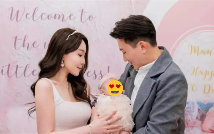 Nam diễn viên Vương Chí Địch chụp ảnh cùng bà xã và con gái. Ảnh: QQ