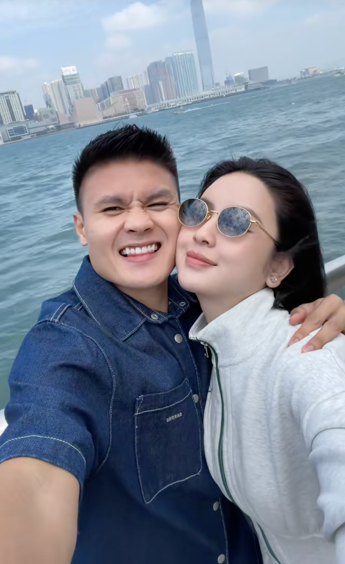 Tiền đạo Quang Hải và vợ Chu Thanh Huyền đã có chuyến du lịch tại Hong Kong. (Ảnh: chụp màn hình)