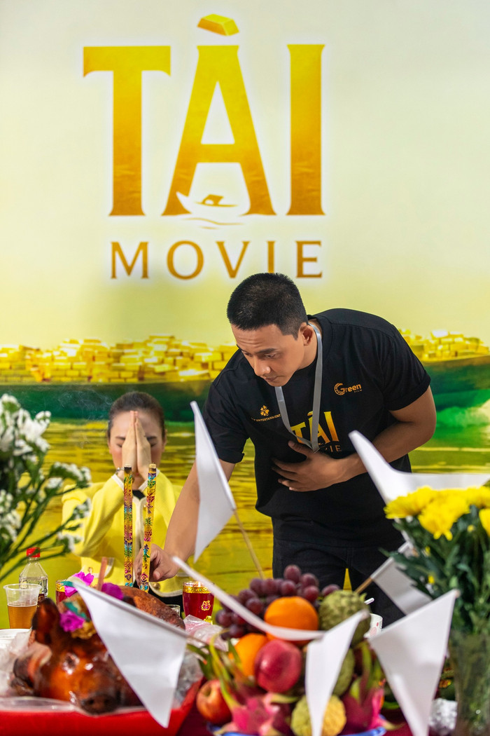 Mỹ Tâm và Mai Tài Phến gắn bó trong lễ khai máy. Ảnh: FBNV